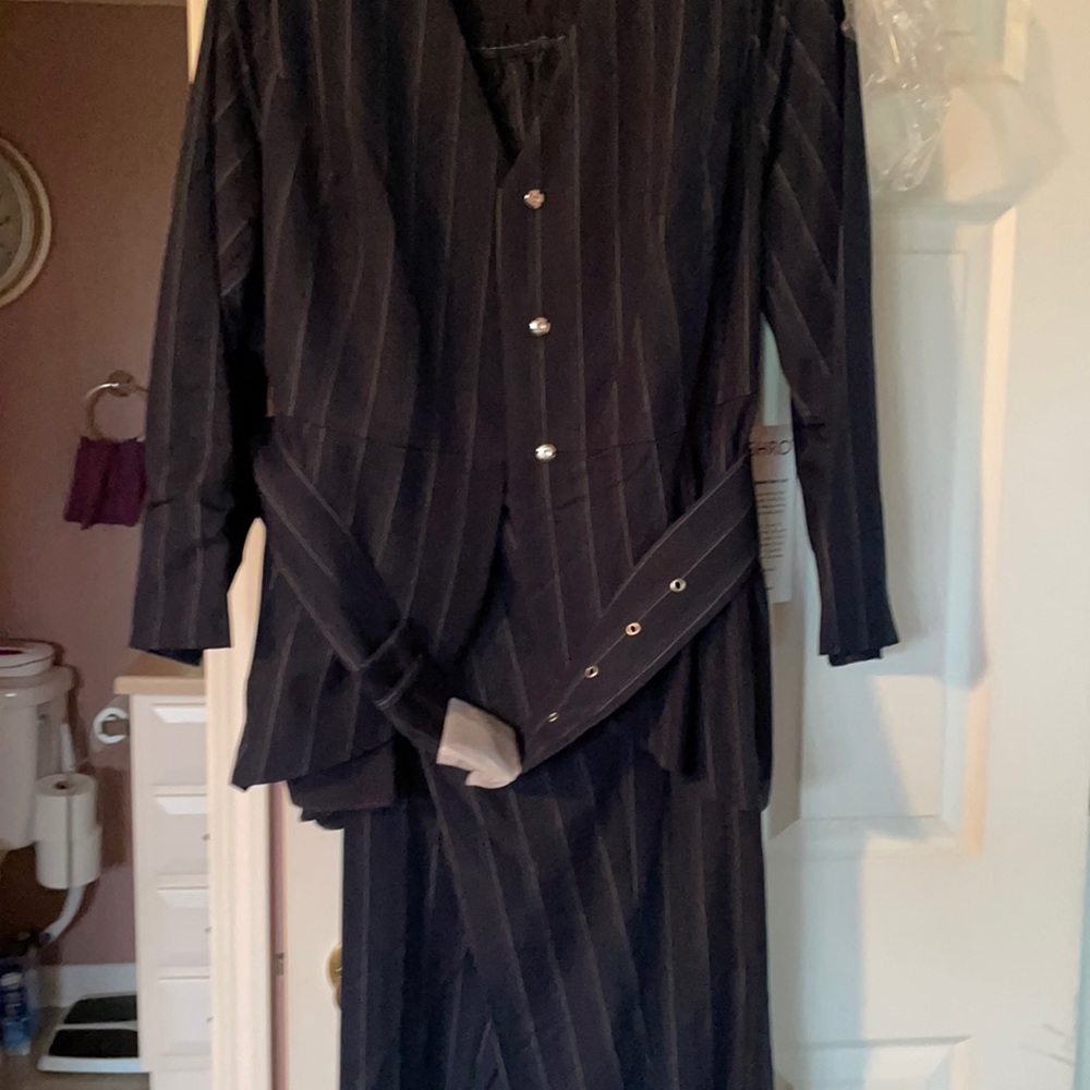 Pants suit